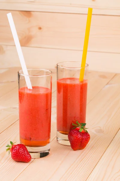 Two glasses of strawberry smoothie — Stock Photo, Image