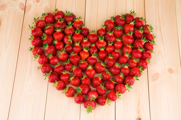 心臓の形でイチゴ — ストック写真