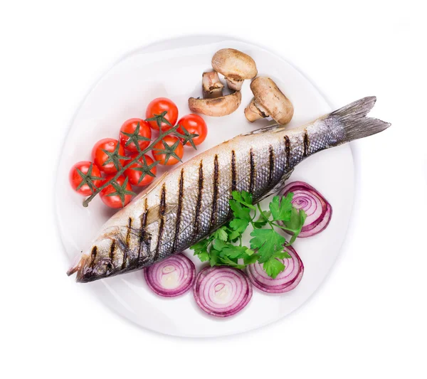 Grillad fisk med färska grönsaker — Stockfoto