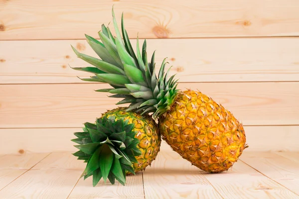 Två färsk ananas — Stockfoto