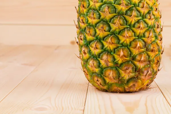 Hälften av färsk mogen ananas — Stockfoto