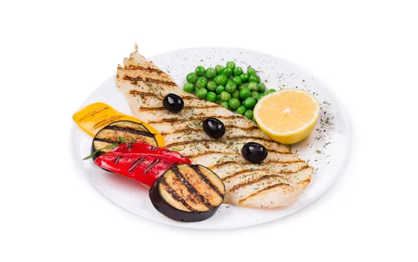 Peixe grelhado com legumes — Fotografia de Stock