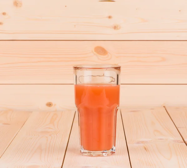 Glas voll leckerem frischen Grapefruitsaft. — Stockfoto