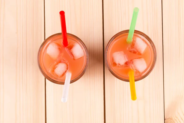 Vasos llenos de sabroso jugo de pomelo fresco . —  Fotos de Stock