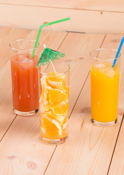Стакан свежевыжатого апельсинового и грейпфрутового сока — стоковое фото