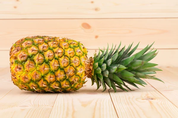 Ahşap arka planda ananas — Stok fotoğraf