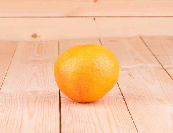 Toranja em um fundo de madeira — Fotografia de Stock