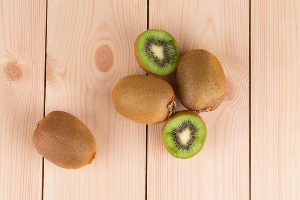 Kiwi freschi su terreno di legno — Foto Stock