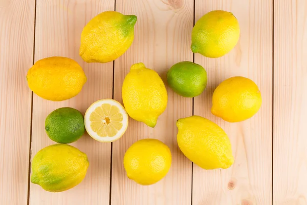 Frische natürliche Zitronen — Stockfoto