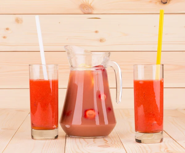 Glazen strawberry smoothie — Stockfoto