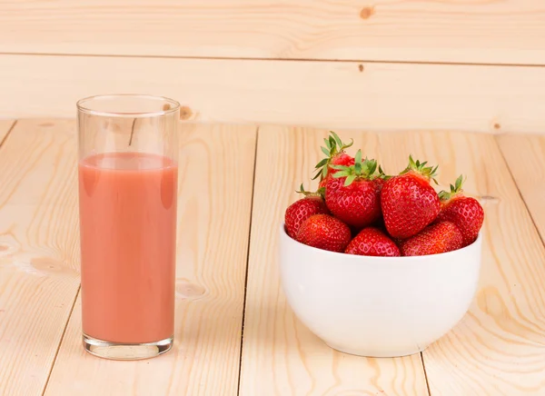 Bicchiere di frullato di fragole — Foto Stock