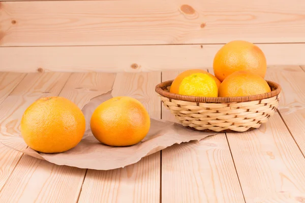 Grapefruits pe un fundal din lemn — Fotografie, imagine de stoc