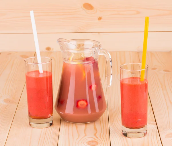 Glasögon av jordgubb smoothie — Stockfoto