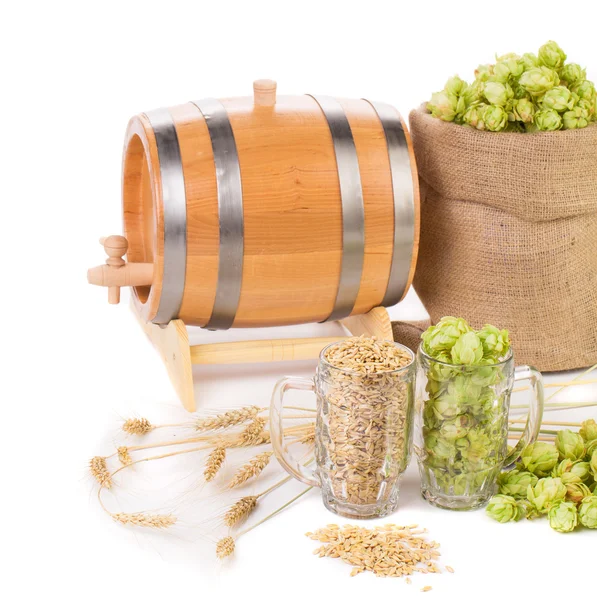 Beer barrel with beer glasses and hop — Stock Photo, Image