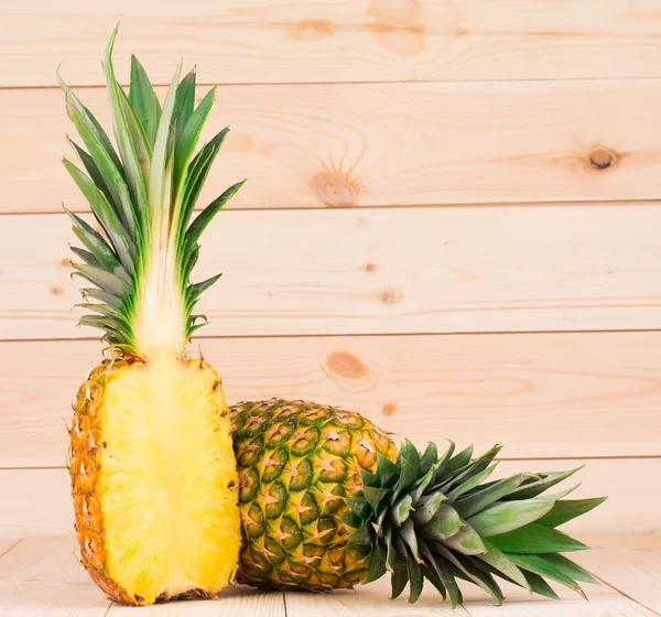 Pineapple fruit and pulp — Stock Photo, Image