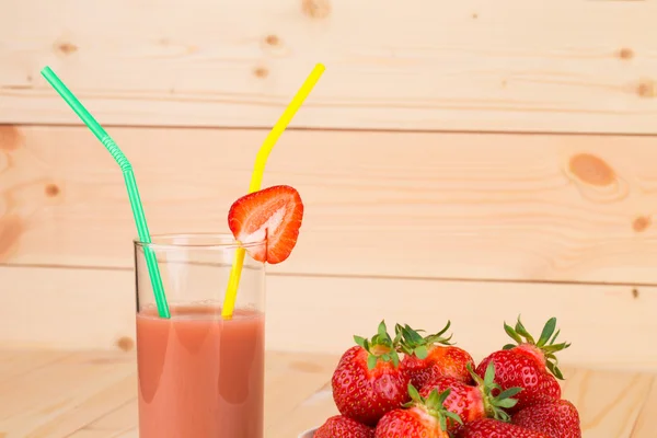 Fresh strawberries and smoothie — Stock Photo, Image