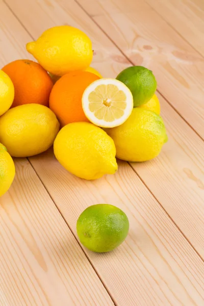 Halverade citrusfrukter — Stockfoto