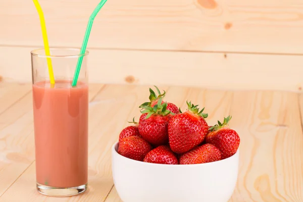 Fresh strawberries and smoothie — Stock Photo, Image