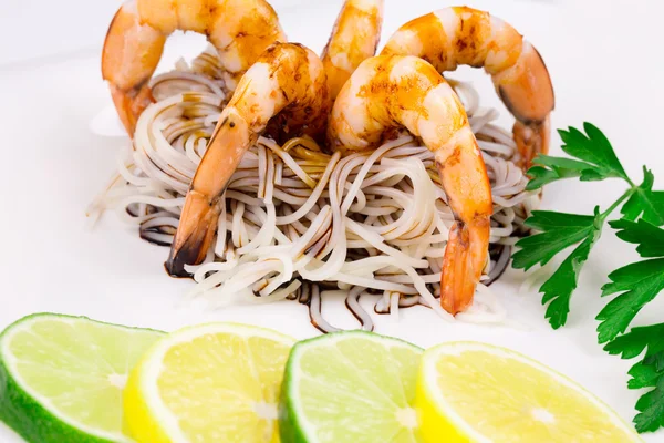 Camarones tigre con pasta — Foto de Stock