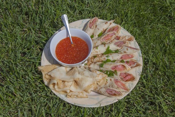 Pfannkuchen gefüllt mit Lachs und Kaviar — Stockfoto