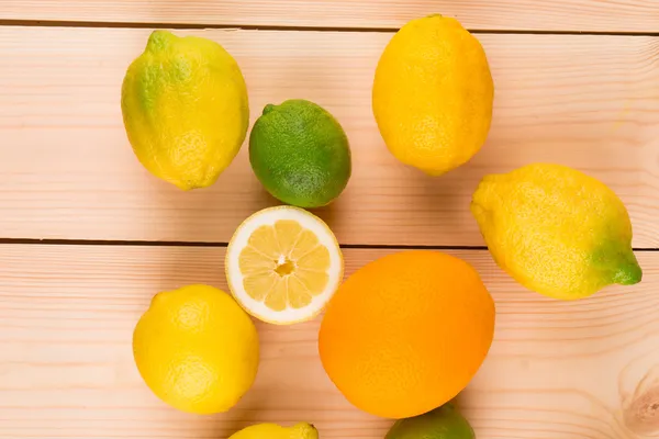 カラフルな柑橘系の果物 — ストック写真