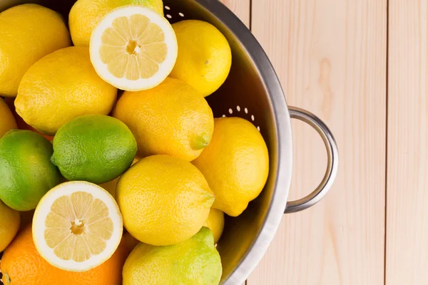 Fragmento de limones y limas —  Fotos de Stock