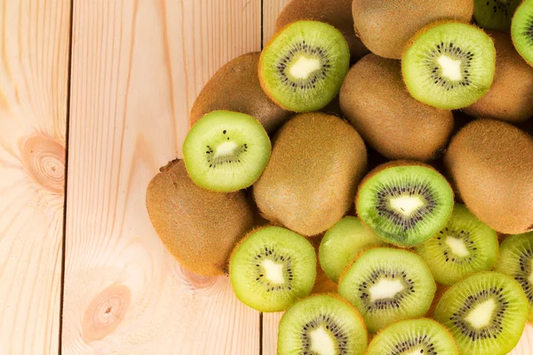 Kiwi in twee helften met andere kiwi's op de achterzijde — Stockfoto