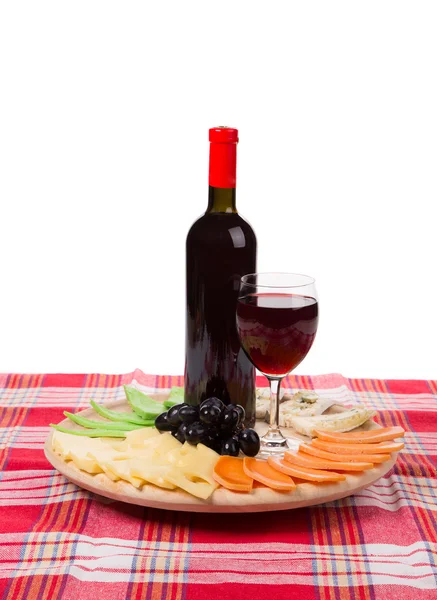 Vino tinto y placa de queso . — Foto de Stock