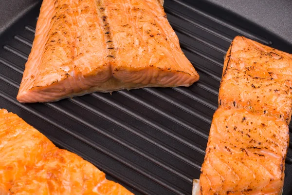 Grilled salmon steaks on frying pan. — Stock Photo, Image