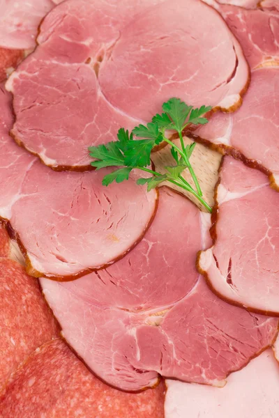 Pancetta tritata e carne sul piatto . — Foto Stock