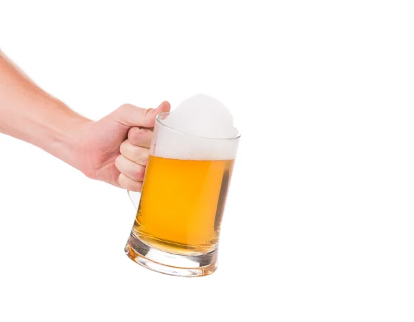 Kubek z piwem w ręku. — Zdjęcie stockowe