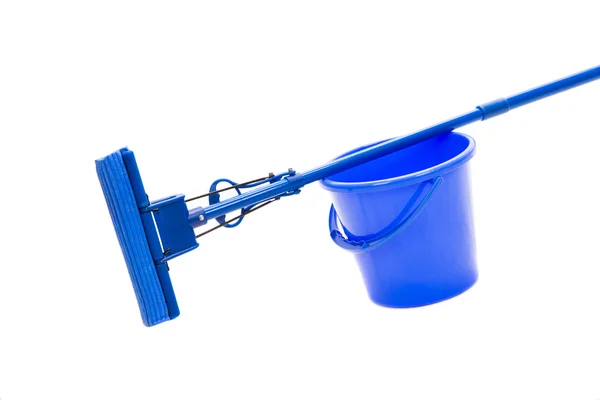 Blauwe emmer met spons mop. — Stockfoto