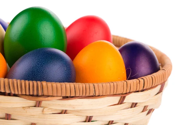 Huevos de Pascua de colores en la cesta. —  Fotos de Stock