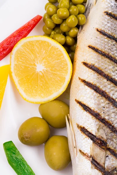 Pescado a la parrilla con verduras. — Foto de Stock