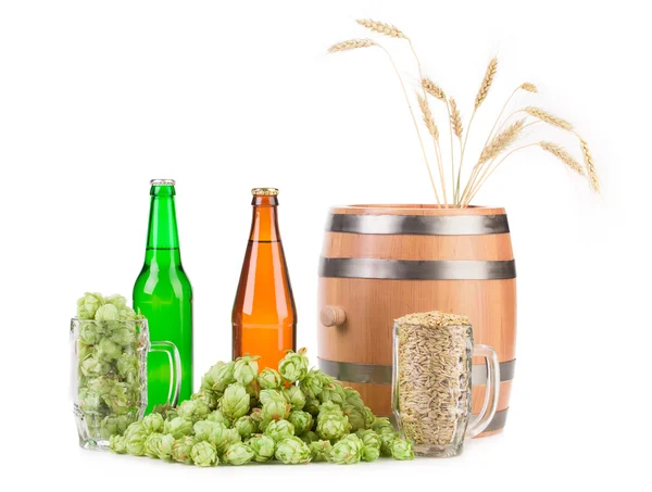 Barrel mug with hops and bottles of beer. — Stock Photo, Image