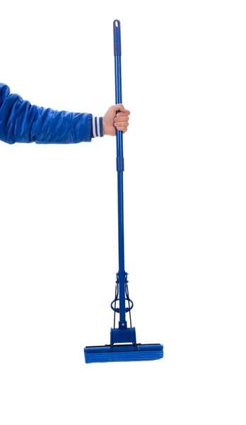 Hand houdt blauwe mop met spons. — Stockfoto