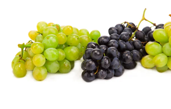 Uvas pretas e verdes maduras . — Fotografia de Stock