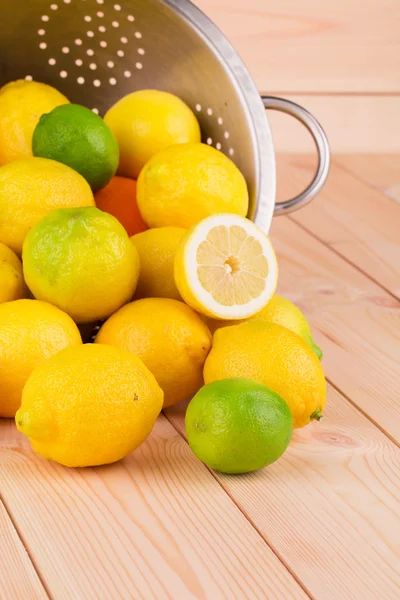 Scolapasta con limoni e limette. — Stockfoto