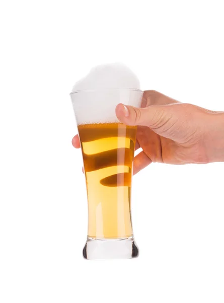 Рука держа пиво — стоковое фото