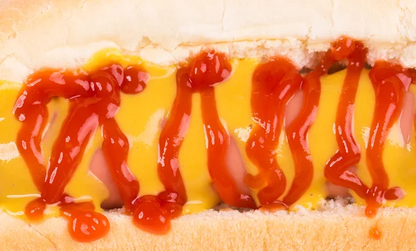 Hotdog mit Ketchup und Senf — Stockfoto