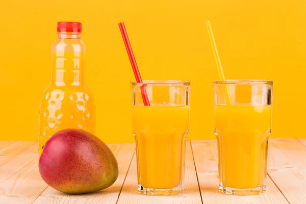 Mango y jugo . — Foto de Stock