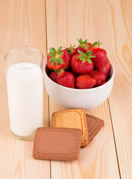 Milch und Erdbeere — Stockfoto