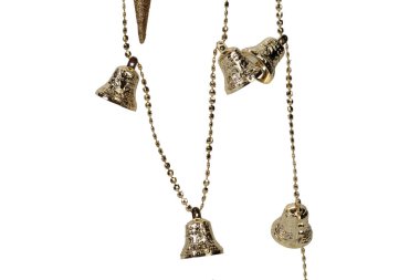 Zincirdeki altın Noel çanları. Beyaz bir arka planda izole edilmiştir. Yakın plan..