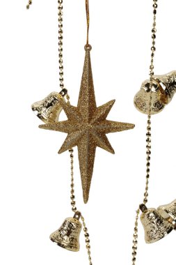 Altın Noel yıldızı ve zincirli çanlar. Beyaz bir arka planda izole edilmiştir. Yakın plan..