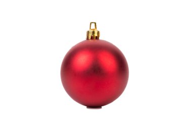 Kırmızı bir Noel topu parlak bir süslemeye asılır. Beyaz bir arka planda izole edilmiştir. Yakın plan..