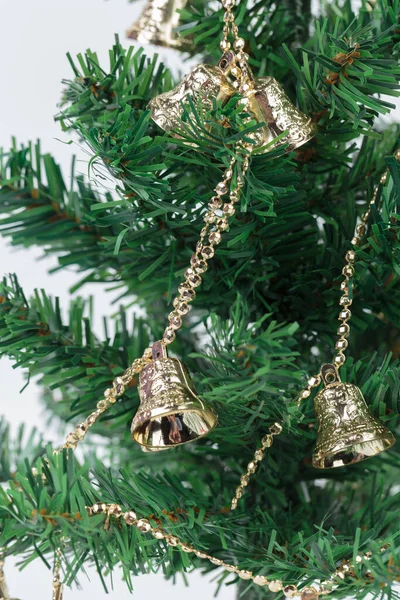 Goldene Glocke Auf Einem Künstlichen Weihnachtsbaum Befindet Sich Auf Weißem — Stockfoto