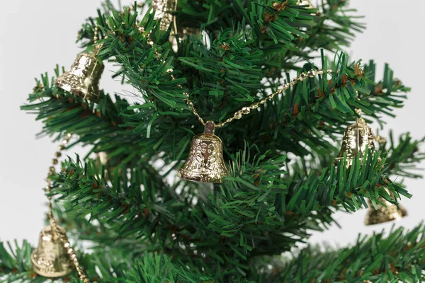 Campana Dorada Árbol Navidad Artificial Encuentra Sobre Fondo Blanco Primer — Foto de Stock