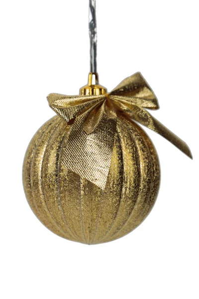 Goldene Weihnachtskugel Mit Schleife Ist Isoliert Vor Weißem Hintergrund Nahaufnahme — Stockfoto