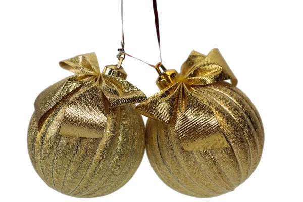 弓付きの2つの金のクリスマスボール 白い背景の上に孤立している — ストック写真