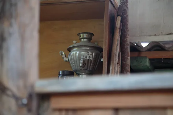 Old Metal Samovar Stands Shelf Barn Foreground Blurred Close — Stock Photo, Image